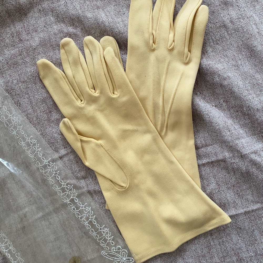VINTAGE SHALIMAR CANARY CREAM GLOVES